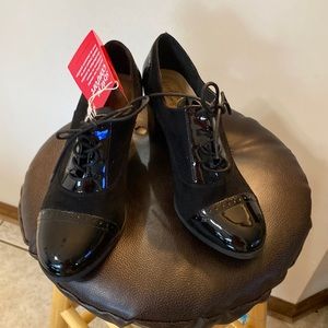 Brand New with tags Dexflex comfort Oxford style heels size 9.5